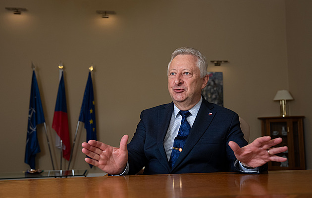 Ministr Zůna musí kvůli umlčování prezidenta Pavla skončit, míní šéf TOP 09