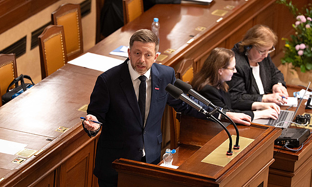 Snažíte se dostat na vodítko státní správu, vytýká vládě ve Sněmovně Rakušan