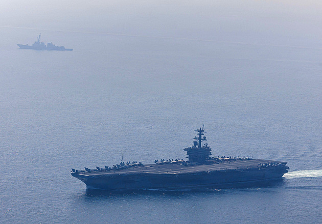 Na letadlovce USA kvůli blokádě dochází jídlo, vojáci fotí poloprázdné tácy