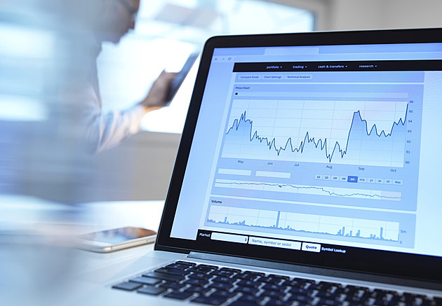 Češi se učí investovat. Spoření ustupuje, ale opatrnost zůstává