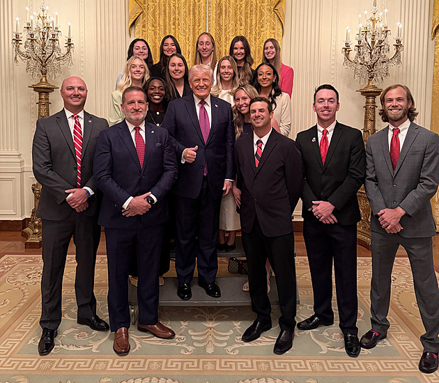 Trump pózoval s tenistkami, s muži si stoupl před ně. Rozčílil i Navrátilovou