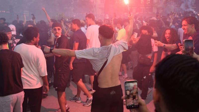 V Paříži po triumfu PSG v Lize mistrů propukly pouliční nepokoje, výtržníci zapalovali auta