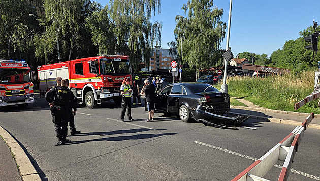 Auto zůstalo v koloně na přejezdu, vlak mu utrhl nárazník. Naštvaní lidé šli na tramvaj