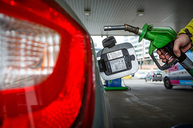 Řidič v nádrži zapomněl tankovací pistoli a rozjel se. Škoda šplhá ke čtvrt milionu