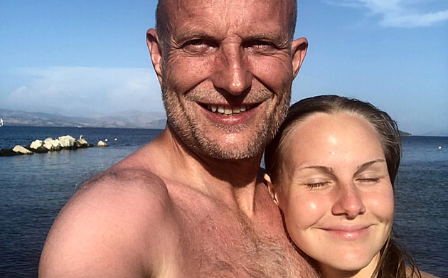 Herec Jiří Ployhar vyrazil s o 28 let mladší partnerkou na dovolenou na Korfu