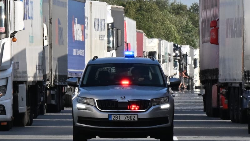 Hromadná srážka sedmi aut na Liberecku: Zranilo se osm lidí, policie odkláněla dopravu