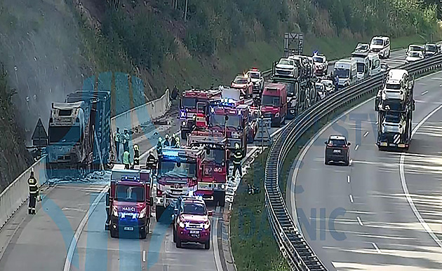 Dálnici D1 ve směru na Brno uzavřel požár nákladního auta, tvořily se kolony
