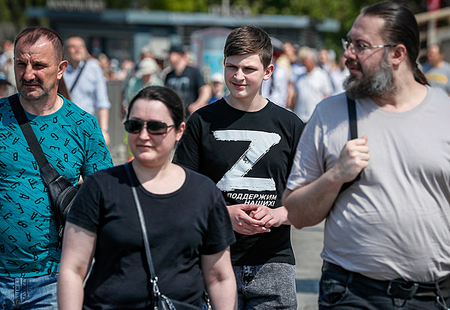 Na komunistické demonstraci oblékl triko se symbolem „Z“. Muži hrozí tříleté vězení
