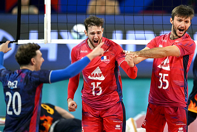 Olympijští šampioni z Francie jsou prvními semifinalisty volejbalového Eura