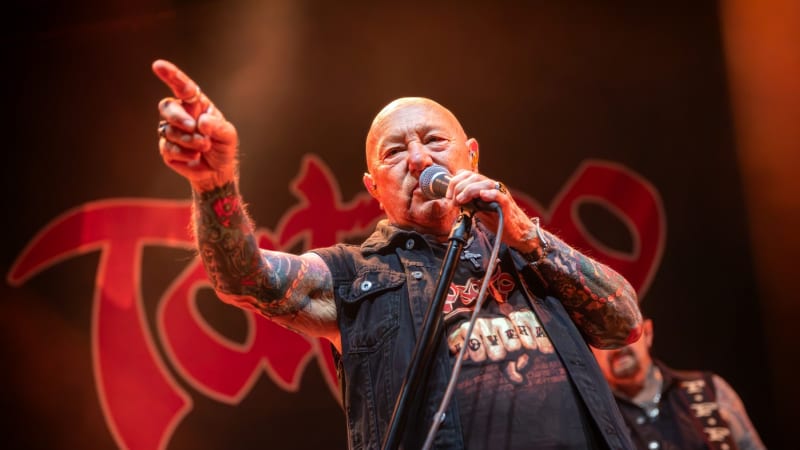 Zemřel frontman oblíbené kapely Anderson. Během turné se mu zastavilo srdce