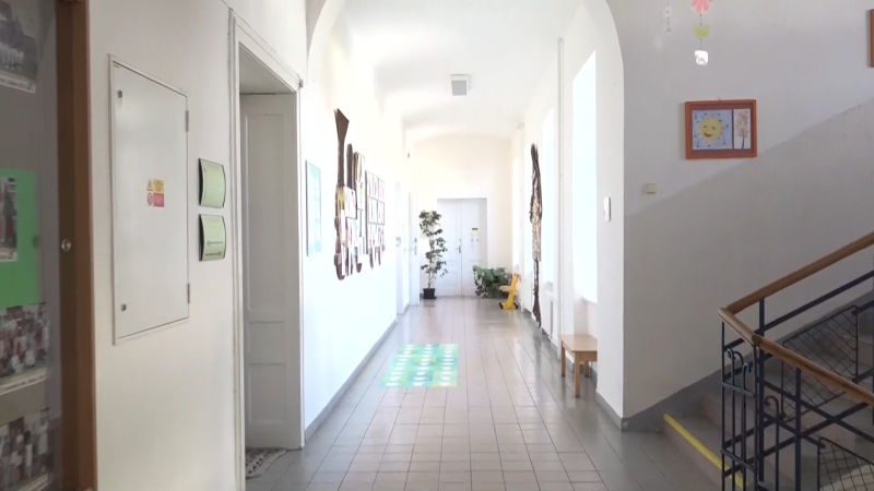 Zemřela žákyně školy v Bratislavě: Rodiče spekulují o sebevraždě, ředitelka vinu odmítla