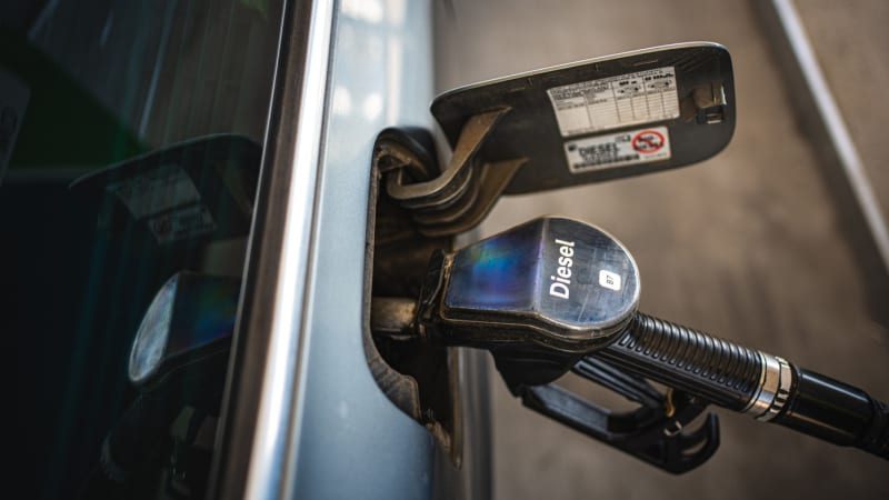 Nafta v Česku zlevnila až o tři koruny. Na ceny benzinu zavedení regulace takový vliv nemělo