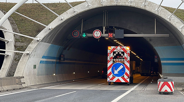 Silničáři zdrsňují vozovku v tunelech na Pražském okruhu, sníží riziko smyku