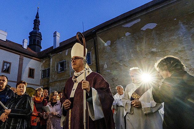 OBRAZEM: Arcibiskup svolal kvůli mravním deliktům kající pouť. Přišly stovky lidí
