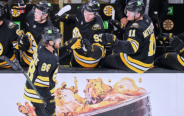 Jeden gól vše změní. Pastrňák exceloval, nadchl Boston a nahání významné milníky