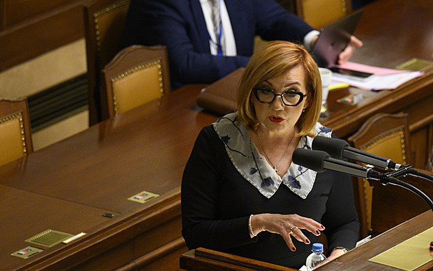 Je rekordně investiční, hájí Schillerová návrh rozpočtu se schodkem 386 miliard