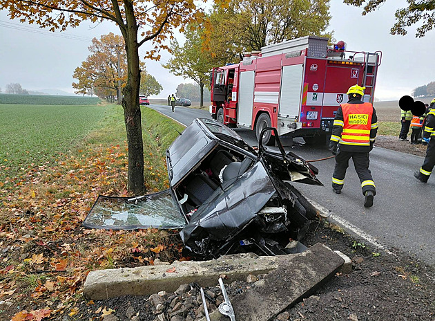 Předjíždění skončilo srážkou, řidička i děti těžce zraněny. Neměly zapnuté pásy